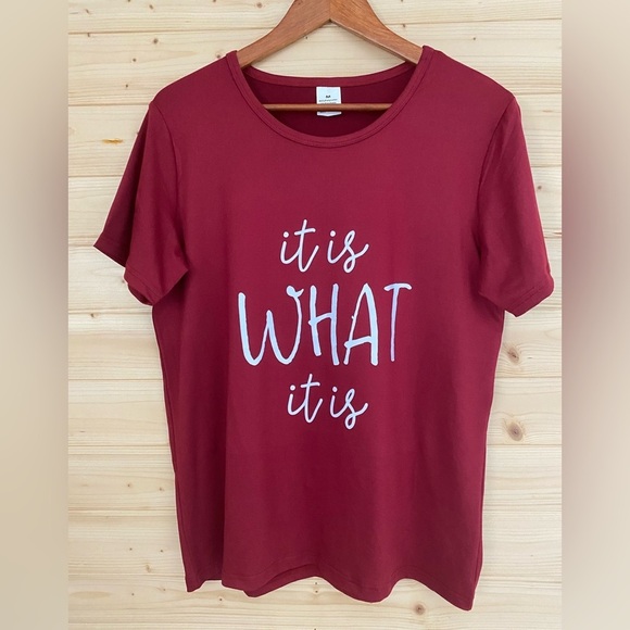 NWOT Burgundy Graphic Print “IT IS WHAT IT IS” Women’s Medium Fun Slogan T-shirt - Picture 2 of 11